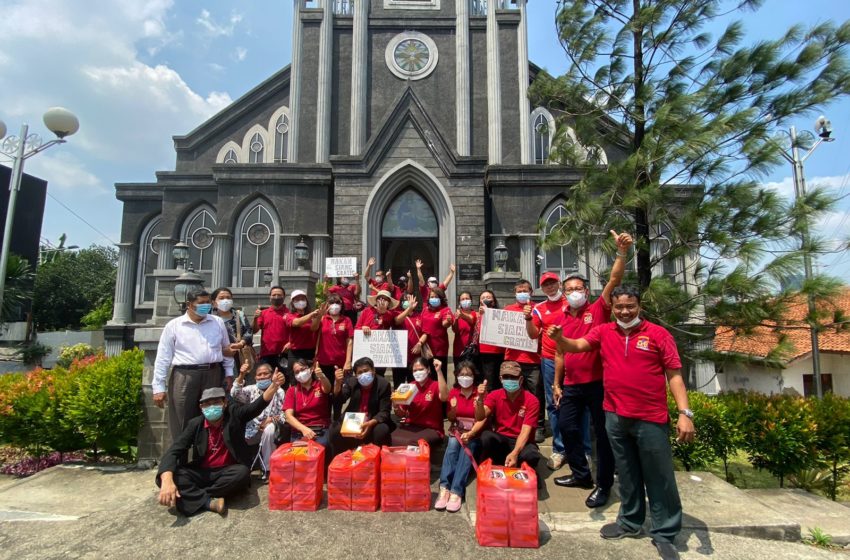  Perempuan HKBP Pasar Minggu Berbagi Makan Siang Gratis kepada Supir Angkot dan Ojol