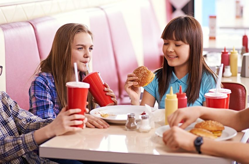  Anak-Anak Lebih Banyak Makan Makanan Cepat Saji Selama Pandemi