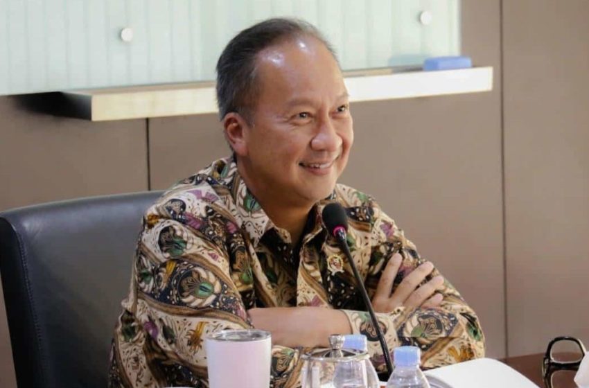 Menteri Perindustrian: “ Wajib Pakai Batik!”