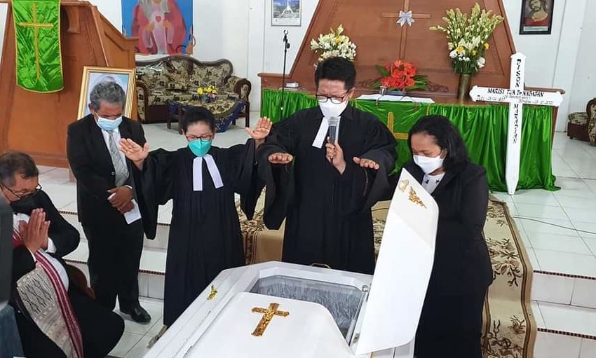  Kadep Koinonia HKBP Pdt. Dr. Deonal Sinaga Memimpin Pemakaman Istri Mantan Sekjen HKBP