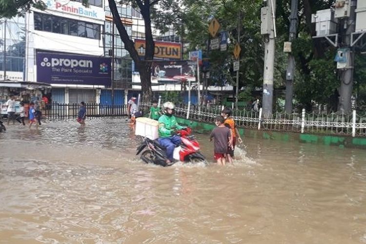  Hujan Deras Mengguyur Jakarta, beberapa Wilayah Terendam Banjir