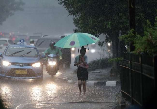  BMKG Prakirakan Sebagian Kota Besar Hujan Ringan Saat Malam Tahun Baru