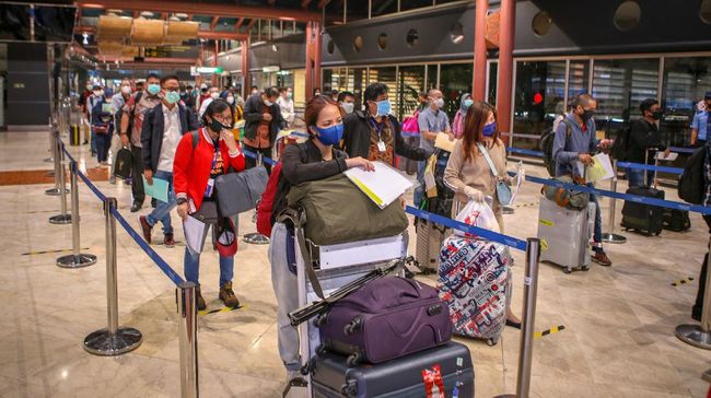  Bandara Soetta Padat Imbas Arus Balik Nataru