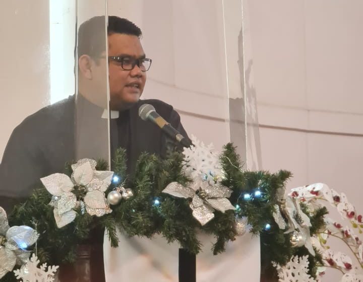  Pdt. Dr. Frengki Napitupulu Melayani Perayaan Natal Puskesmas Kecamatan Ciracas