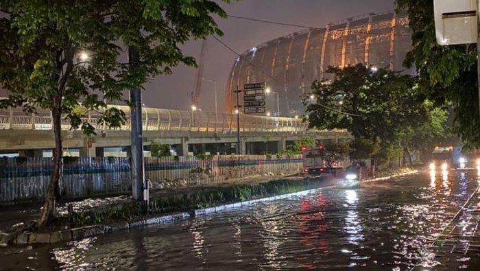  Jalanan Depan Jakarta International Stadium (JIS) Tergenang Banjir
