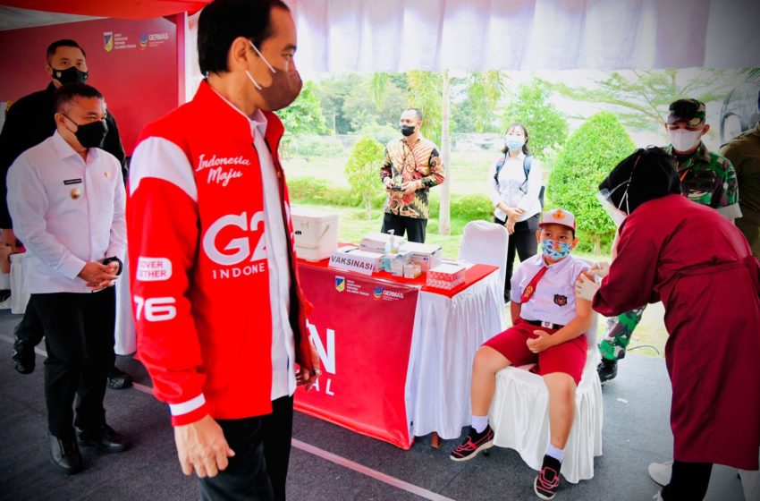  Presiden Jokowi Melihat Proses Vaksinasi di Kota Palu Secara Langsung