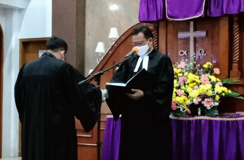  Praeses Bernard Manik melantik Pdt. Oloan Sitohang di HKBP Kramat Jati