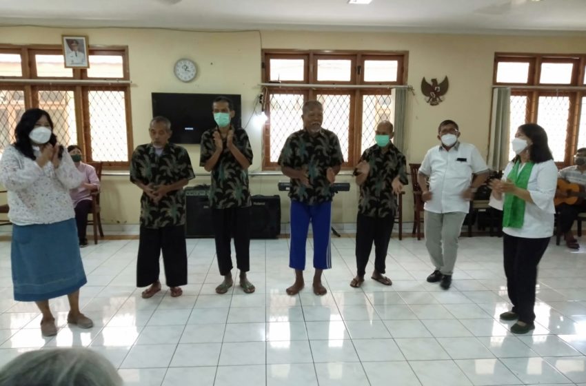  Evangelis HKBP Distrik VIII DKI Jakarta Pelayanan di 2 Panti Jompo