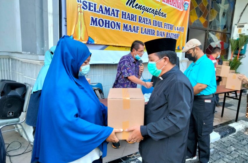  HKBP Rawamangun Membagikan Bingkisan Lebaran Pada Warga Sekitar Gereja