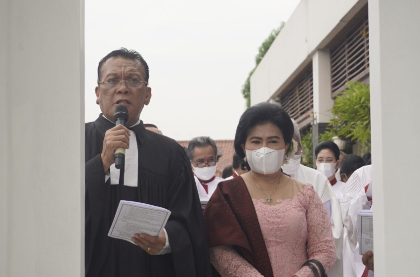  Pdt. Bonar Napitupulu Meresmikan Menara dan Lonceng Gereja HKBP Taman Mini