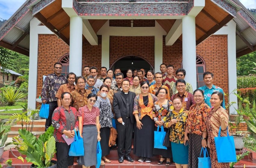  Tertunda 2 Tahun Akibat Pandemi, Parhalado HKBP Se-Resort Simalingkar B Bersukacita Mengikuti Pembinaan Di Samosir