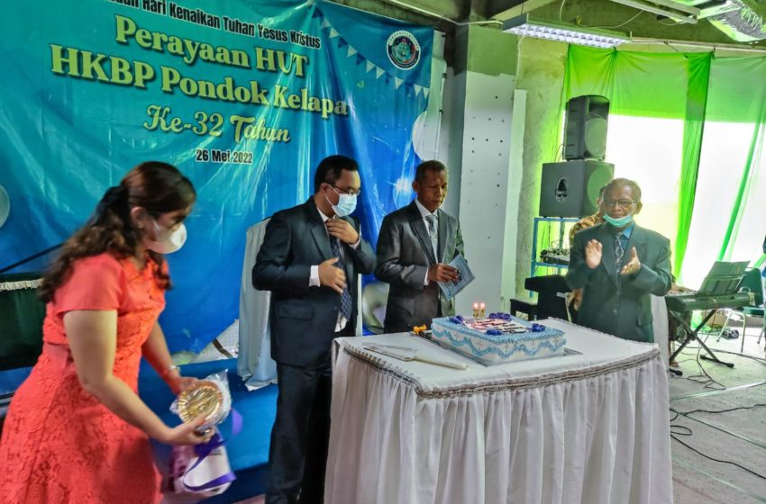  Ulang Tahun ke-32 HKBP Pondok Kelapa, Menyematkan Ulos Holong Bagi Jemaat Umur 70 Tahun ke Atas