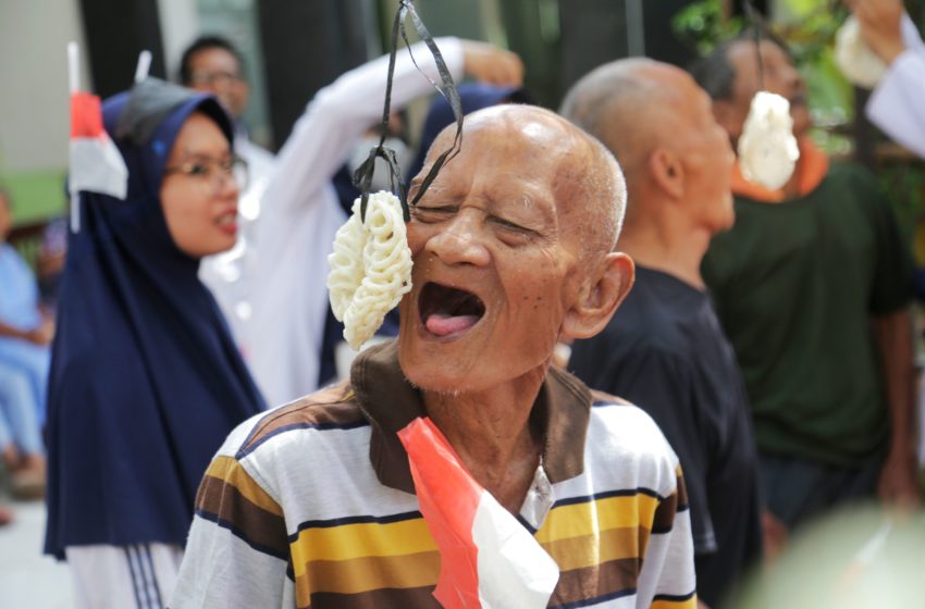  Jelang HUT RI, Lansia di Surabaya Antusias Ikuti Lomba 17-san Sampai Gigi Palsunya Copot