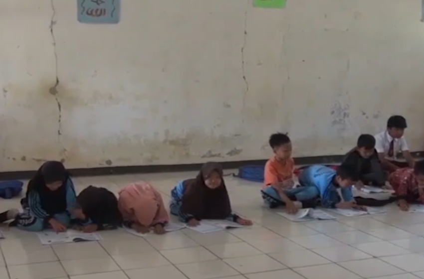  Siswa Belajar di Lantai Karena Sekolah Tidak Ada Meja dan Kursi