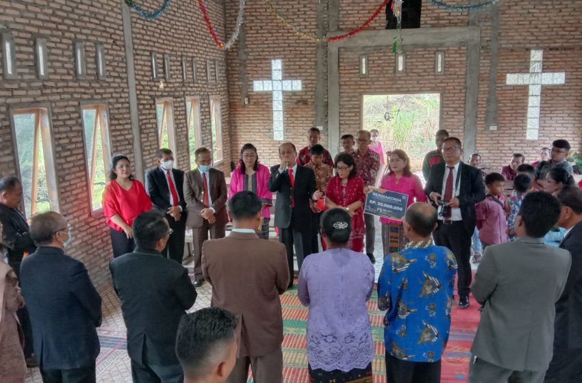  Panitia Tahun Kesehatian HKBP Perumnas Klender Sehati Berdiakonia ke HKBP Pandiangan Samosir