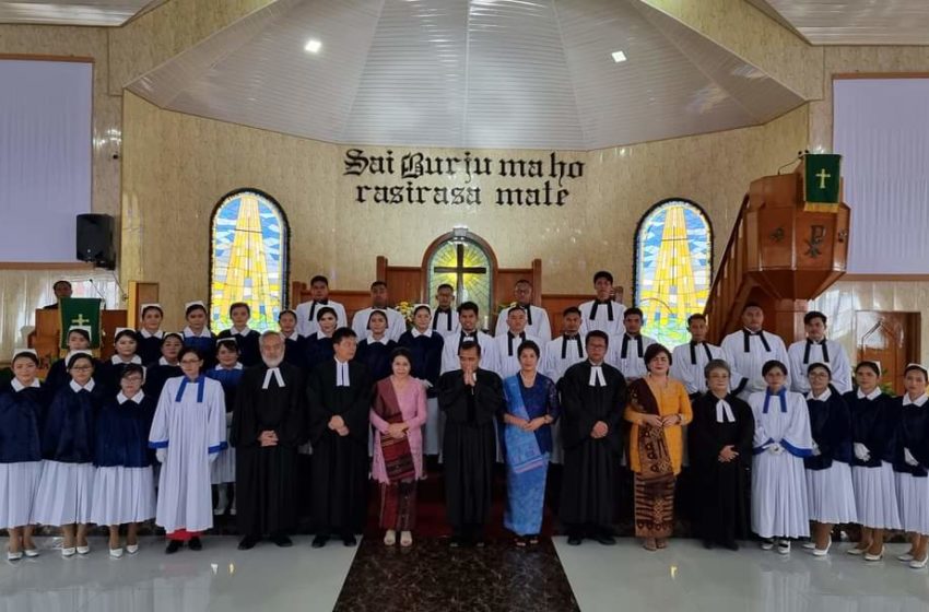  Ephorus HKBP Menahbiskan Guru Huria, Bibelvrouw dan Diakones di HKBP Pearaja