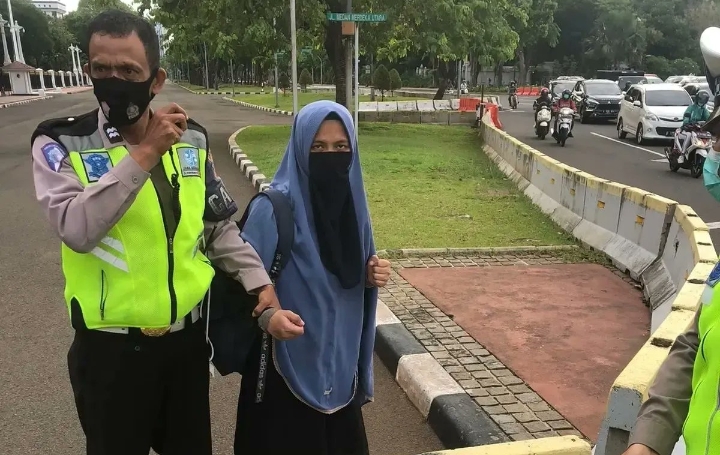  Seorang Wanita Bersenjata Api Terobos Istana Negara