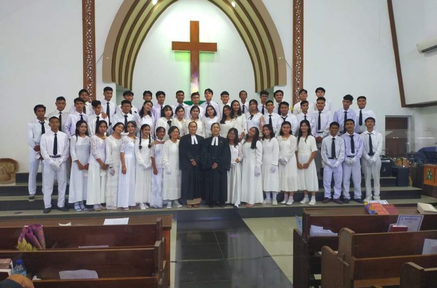  49 Orang Pelajar Katekisasi Sidi Menerima Peneguhan Sidi di HKBP Semper