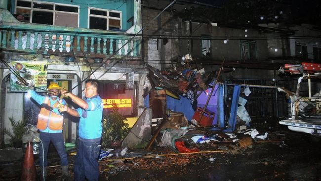  10 Rumah Rusak Akibat Angin Puting Beliung di Depok