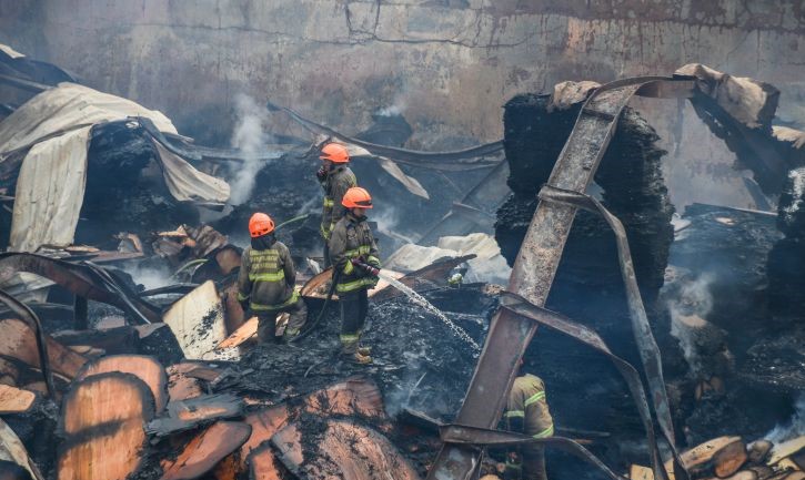  Kebakaran Gudang Triplek Berhasil Dipadamkan Selama 37 Jam