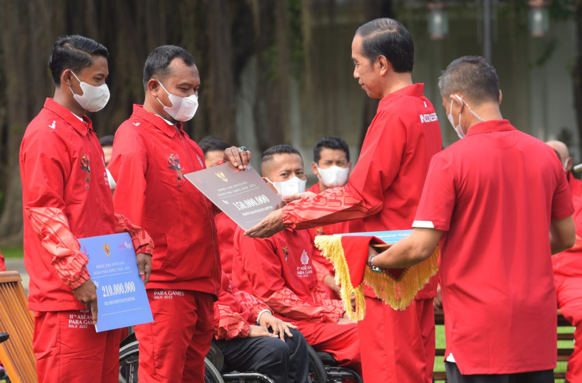  Presiden Joko Widodo Serahkan Bonus Kepada Atlet ASEAN Paragames 2022