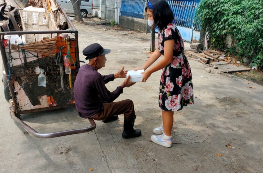  Anak Sekolah Minggu HKBP Semper Berbagi Kasih Kepada Warga Yang Membutuhkan  