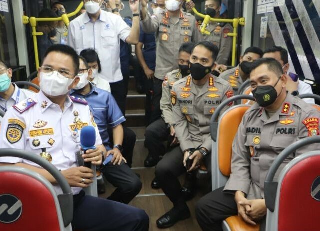 Kapolda Metro Jaya Irjen Pol Fadil Imran (kanan) dan Kadishub DKI Jakarta Syafrin Liputo (kiri) mencoba salah satu bus TransJakarta usai penandatanganan kerja sama antara Polda Metro Jaya dan PT TransJakarta. (ANTARAfoto)