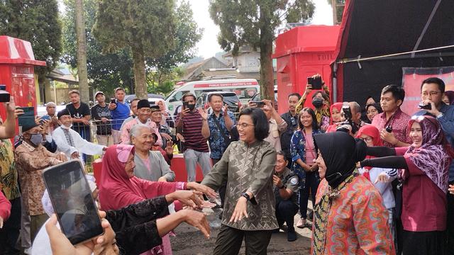  Asiknya Mensos Risma dan Menkeu Sri Mulyani Senam Bareng Lansia di Malang
