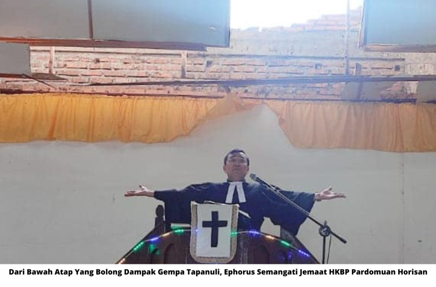  Dari Bawah Atap Yang Bolong Dampak Gempa Tapanuli, Ephorus Semangati Jemaat HKBP Pardomuan Horisan