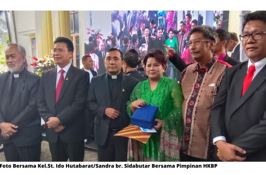  Sandra Sidabutar Menerima Penghargaan Person of The Year HKBP Tahun 2022