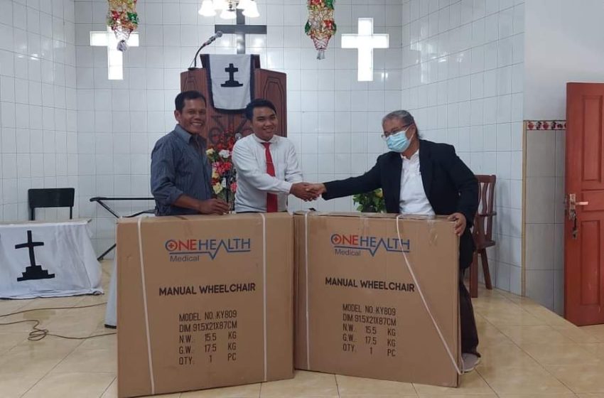  Kadep Diakonia Pdt. Debora Sinaga Menyerahkan Bantuan Kursi Roda Bagi 2 Orang Jemaat HKBP Ester