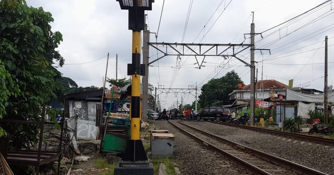  2 Polisi Tewas Tertabrak Kereta Saat Ngobrol di Pinggir Rel