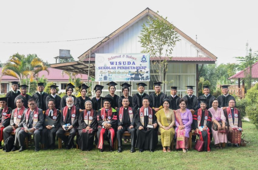  Sekolah Pendeta HKBP Mewisuda 15 Orang Calon Pendeta HKBP