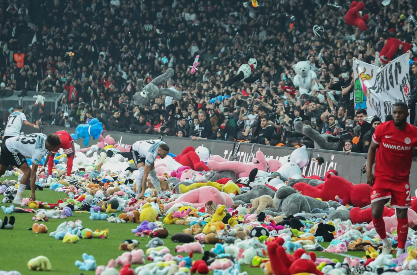  Lapangan Sepakbola di Turki Dilempari Boneka dan Mainan dari Penonton