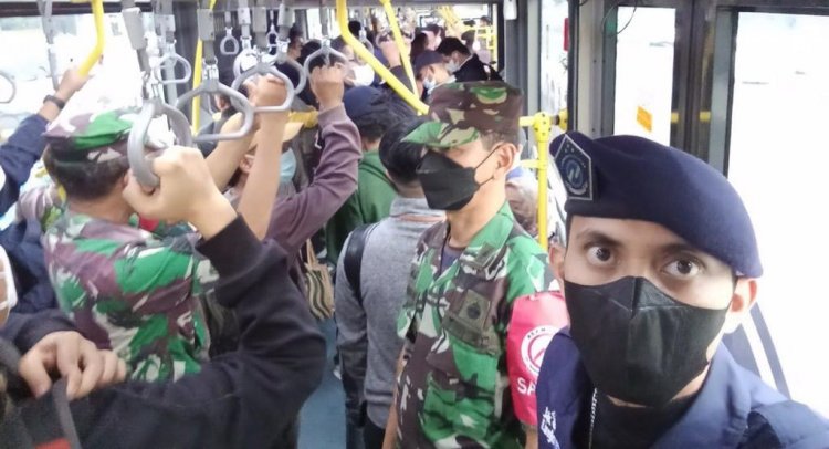  Cegah Pelecehan Seksual, Aparat TNI Berpatroli di Transjakarta