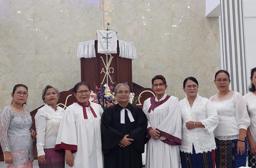  Kadep Diakonia Pdt. Debora Sinaga Melayani Ibadah Paskah HKBP Sidorejo Medan