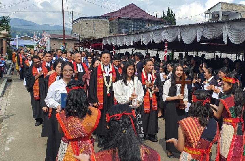  Sekjen HKBP Melayani Ibadah Paskah & Jubileum 150 Tahun HKBP Lumban Baringin Sipoholon