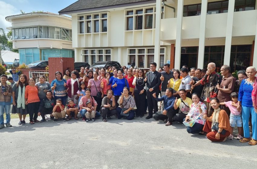  Kadep Koinonia HKBP Menerima Kunjungan Warga Jemaat HKBP Andam Dewi Tapteng