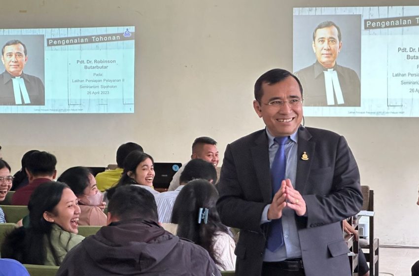  Ephorus Membekali Calon Pelayan LPP II. Temukan Kiat Gereja Kecil Menopang Sentralisasi Keuangan.