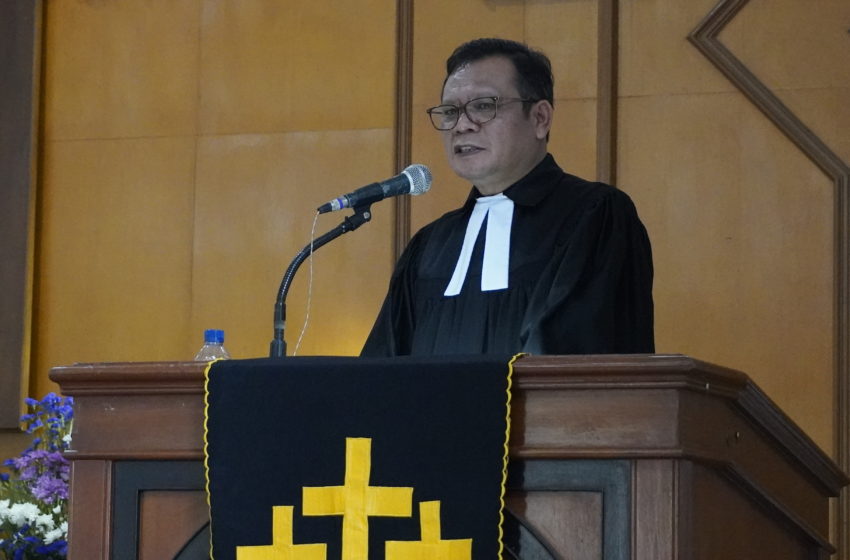  Praeses Bernard Manik Layani Ibadah Jumat Agung dan Punguan Na Hohom di HKBP Sukapura