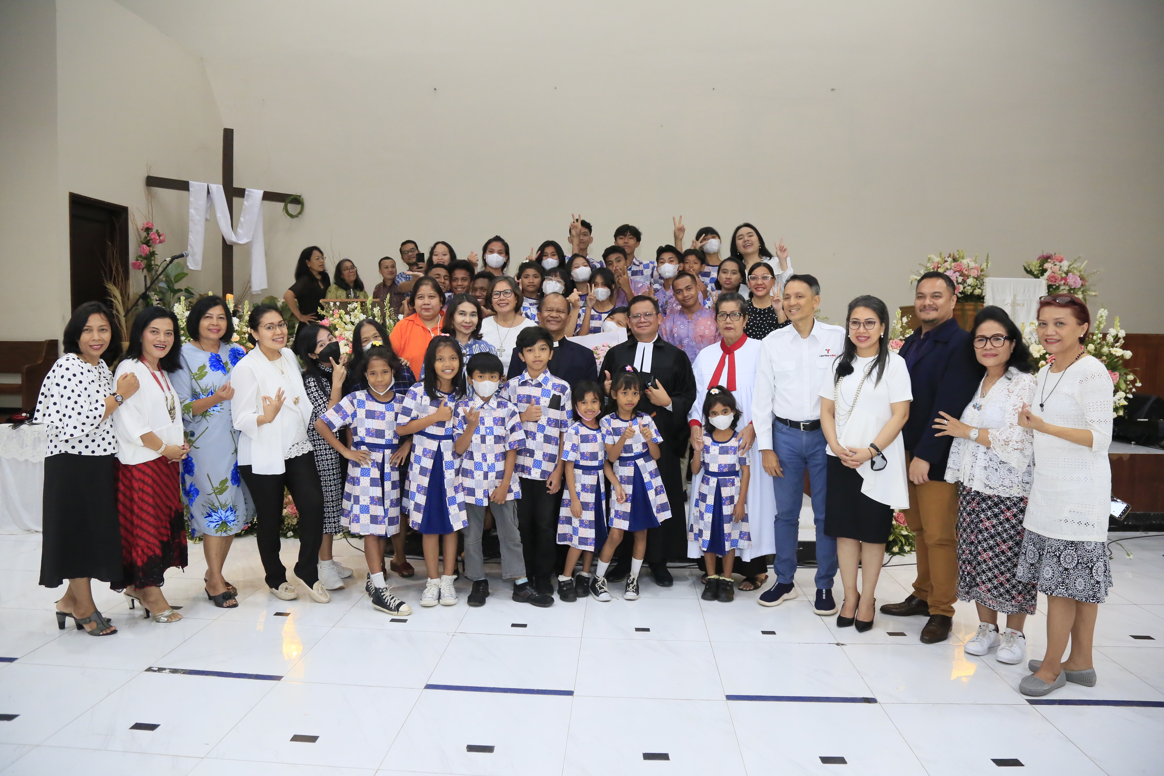  Paskah II HKBP Sudirman Jakarta Bagi Berkat Pada Anak Panti Asuhan Dan Pedagang UKM