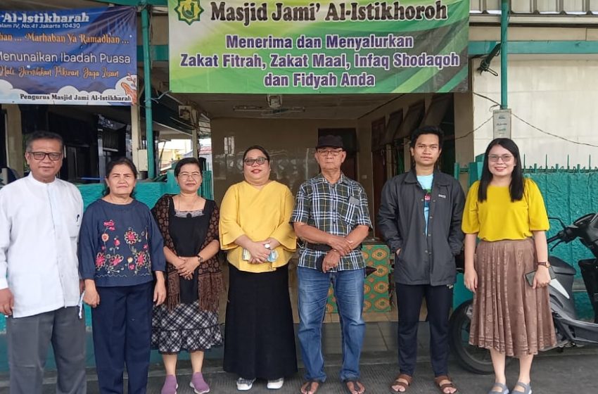  Jelang Lebaran, HKBP Kernolong Serahkan Beras 200 Kg Ke Masjid Jami’ Al-Istikhoroh