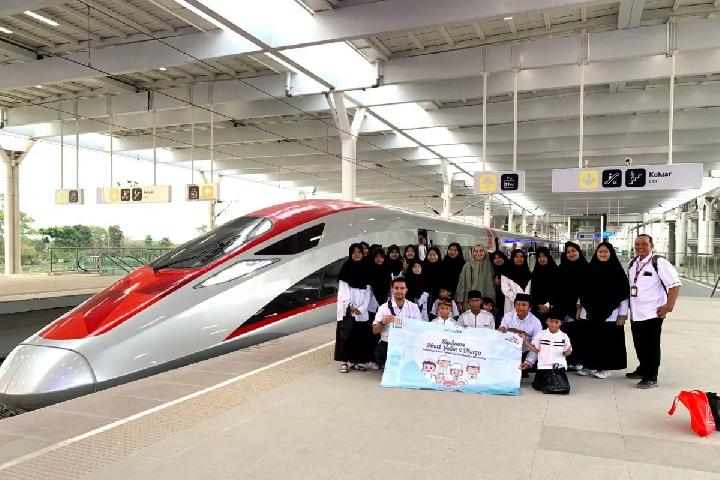  Ajak Guru, Pelajar, hingga Anak Yatim Naik Kereta Cepat Whoosh, KCIC: Sudah Mencapai 15 Ribu Orang