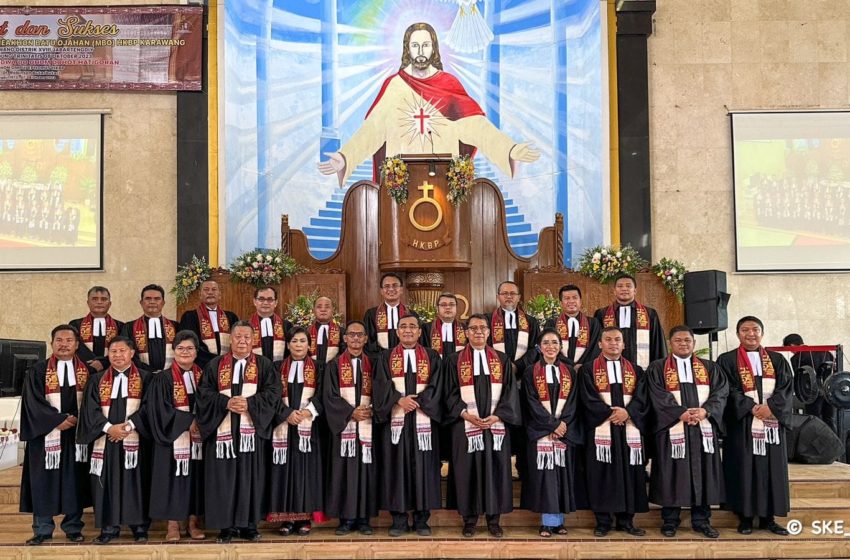 Ephorus HKBP Memimpin Ibadah Jubileum 50 dan MBO HKBP Karawang