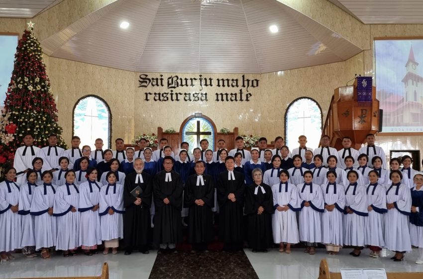  Ephorus HKBP Menahbiskan 63 Pelayan Guru Huria, Bibelvrouw, dan Diakones di HKBP Pearaja