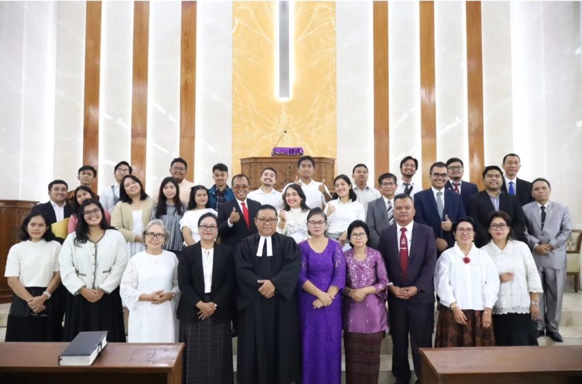  Pdt. Japati Napitupulu Melantik Fungsionaris HKBP Duren Sawit Periode 2024-2028