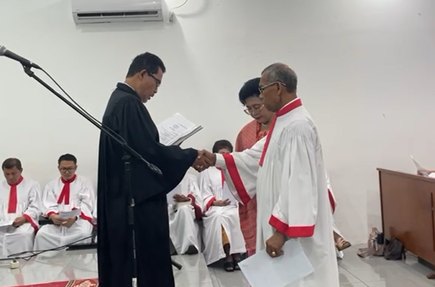 Pdt. Albert Manalu Berangkatkan Pensiun St. Togar Pangaribuan di HKBP Pondok Kelapa
