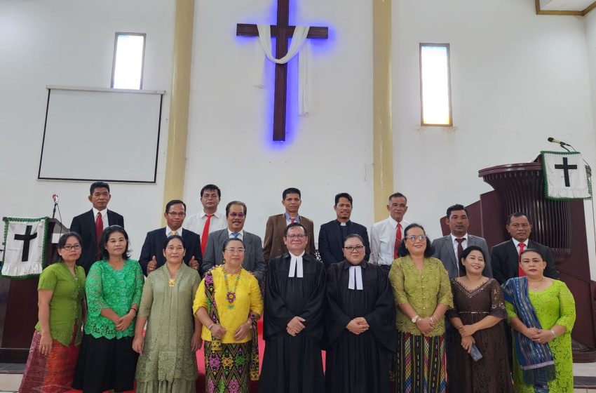  Praeses Bernard Manik Kunjungan Pastoral dan  Layani Ibadah Minggu HKBP Gading Indah