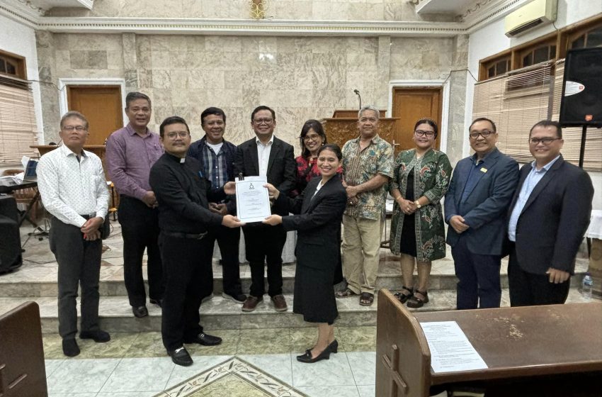  Praeses Bernard Manik Pimpin Serah Terima Pimpinan Jemaat HKBP Pelita