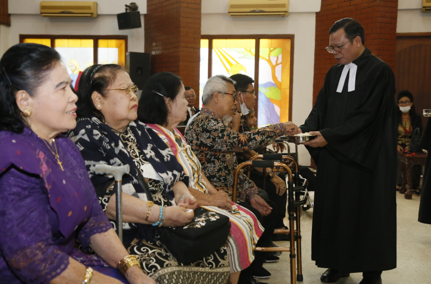  Praeses Bernard Manik Pimpin Jumat Agung dan Perjamuan Kudus HKBP Menteng Lama Halimun